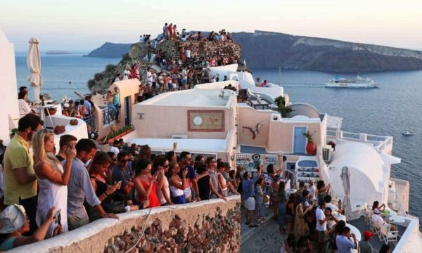 “Po vijnë 17,000 turistë”, banorëve të Santorinit u kërkohet të mbyllen në shtëpi për të liruar hapësirë