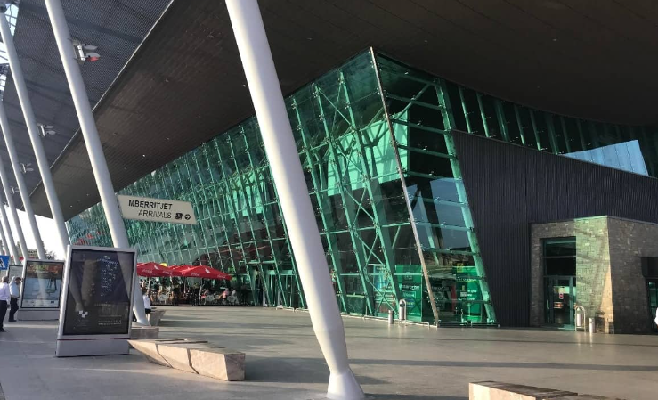 Problemet botërore në sistemet kompjuterike, vonesa në mbërritje në Aeroportin e Rinasit