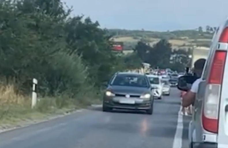 Aksident në rrugën Gjakovë-Prizren,përfshihet edhe vetura e policisë