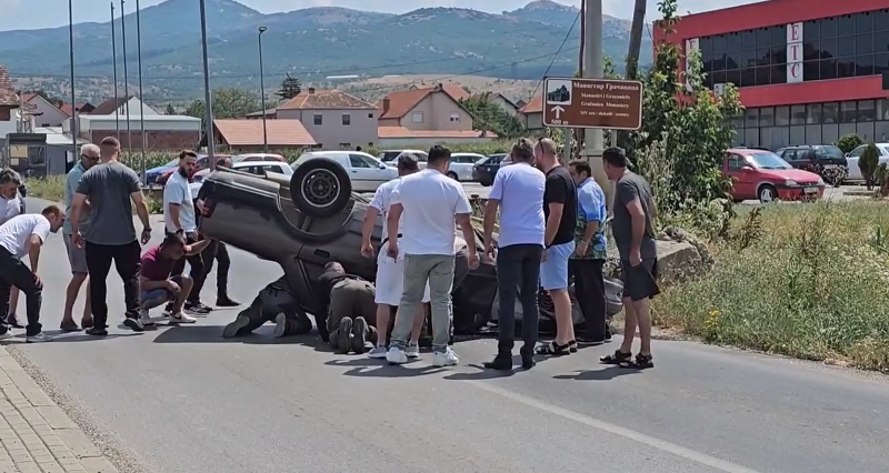 Rrotullohet një veturë në Graçanicë