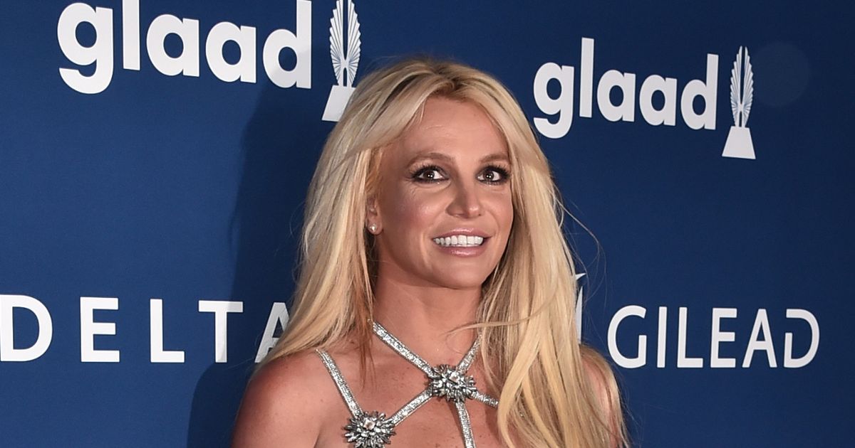 Britney Spears nuk ndalet, zhvishet dhe pozon para pasqyrës