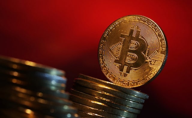 Bitcoin bie nën 58 mijë dollarë