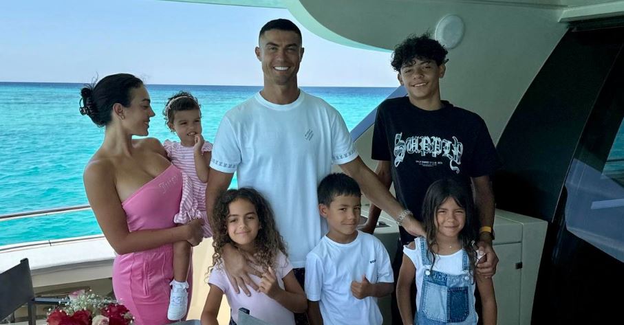 Ronaldo shkon për pushime me familjen: Janë jeta ime