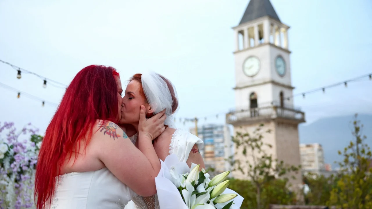 Kërkuan t’i regjistronin dy fëmijët me të drejta mëmësie të barabarta, Gjykata rrëzon kërkesën e Edlira Mara dhe Alba Ahmetaj