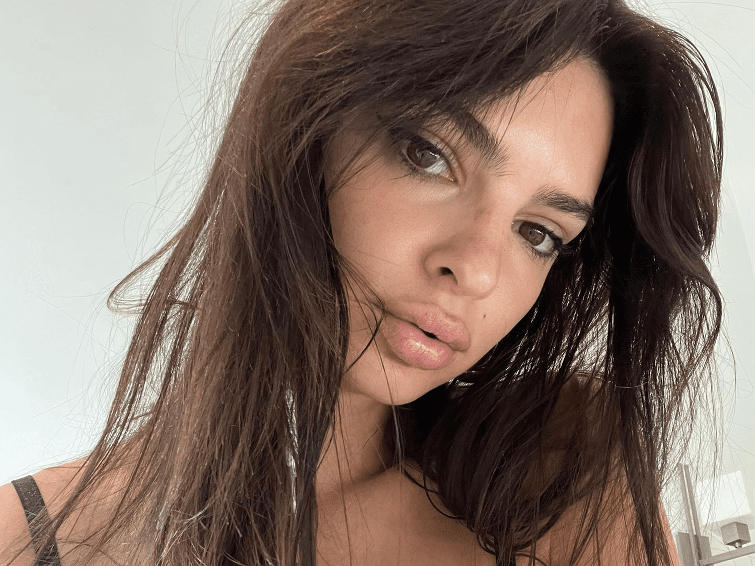 Emily Ratajkowski s’i ndalë provokimet, ndan foto me bikini