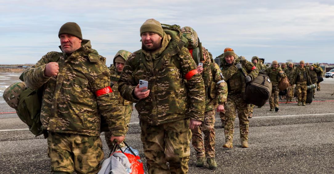 Zyrtari i NATO-s: Rusisë i mungojnë municionet dhe trupat për ofensivën e madhe në Ukrainë