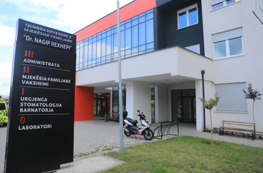 “Pacientit nuk i është dhënë ndihmë dhe ka vdek, infermierët ishin në kafiteri”, mjeku dorëhiqet nga QKMF në Gjilan, thotë se pa skandale të shumta