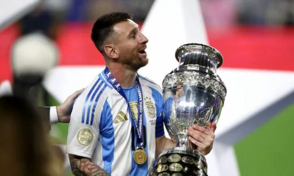 Messi u bë lojtari më i trofeshëm në histori të futbollit