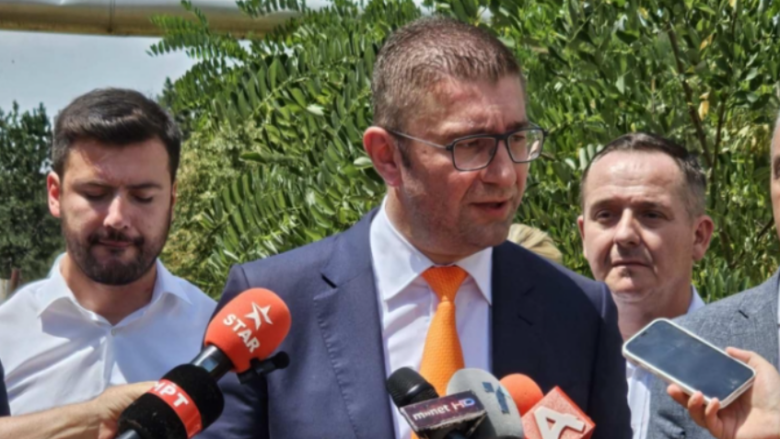 Mickoski: Të gjithë qytetarët do t’i grisin pasaportat bullgare në ditën kur do hyjmë në BE