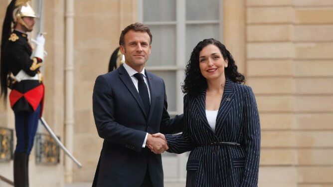 Osmani udhëton në Paris me ftesë të Macron