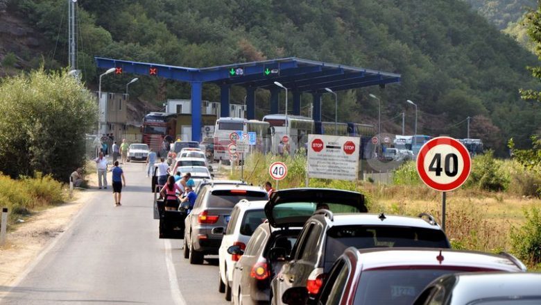 Në pikat kufitare pritje 20 minuta për të hyrë në Kosovë