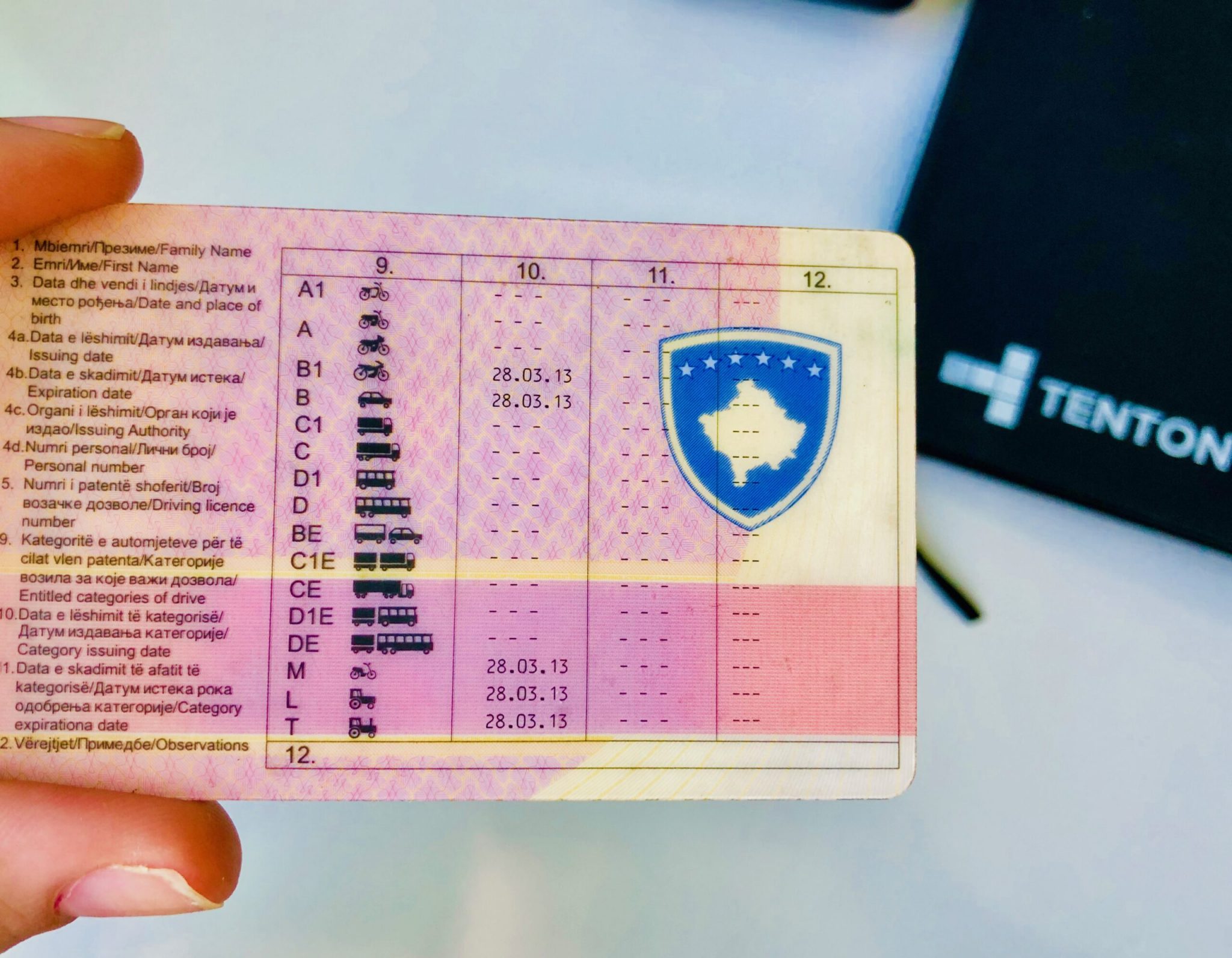 Avokati – mërgimtarëve: Policia s’mund ta konfiskojë patentë shoferin e huaj