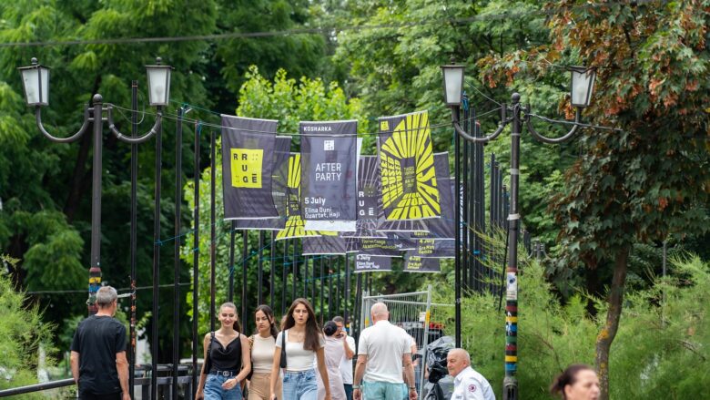 “Rrugë Fest” krijon murale në hapësirat e lëna pas dore në Pejë