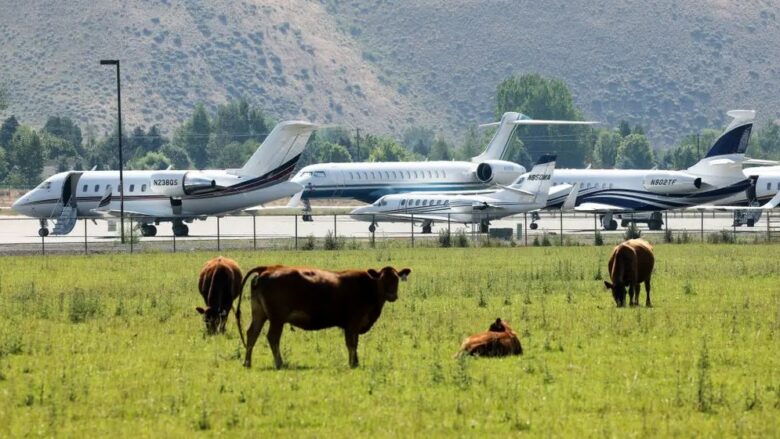 Aeroplanët privatë “pushtojnë” një aeroport të qytetit të vogël në Idaho – për “kampin veror të miliarderëve”