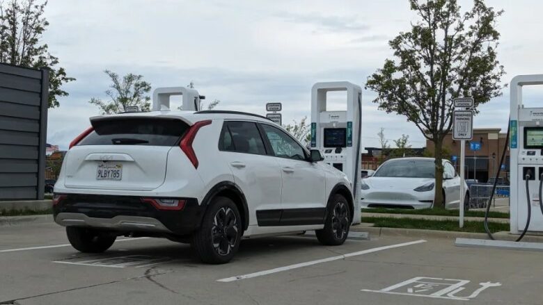 Electrify America do të fillojë kufizimin e karikimit në 85% “për të reduktuar kohën e pritjes”