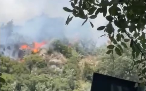 Zjarr i madh në Dhërmi, ushtria ndërhyn me helikopter