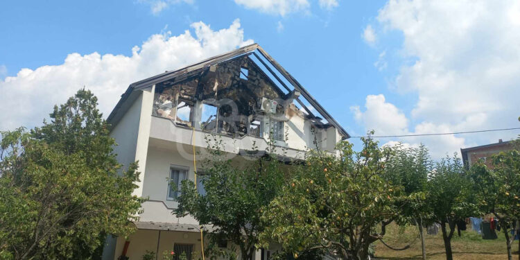 Rrufeja goditi një shtëpi në Rahovec, dëmet vlerësohet rreth 40 mijë euro