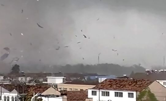 Tornado vret një person dhe lëndon 79 të tjerë në Kinë