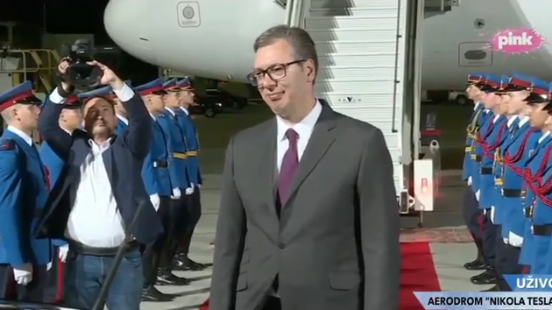 Del një video e Vuçiqit të nervozuar, Scholz e lë tre minuta në këmbë – mikrofoni kap momentin