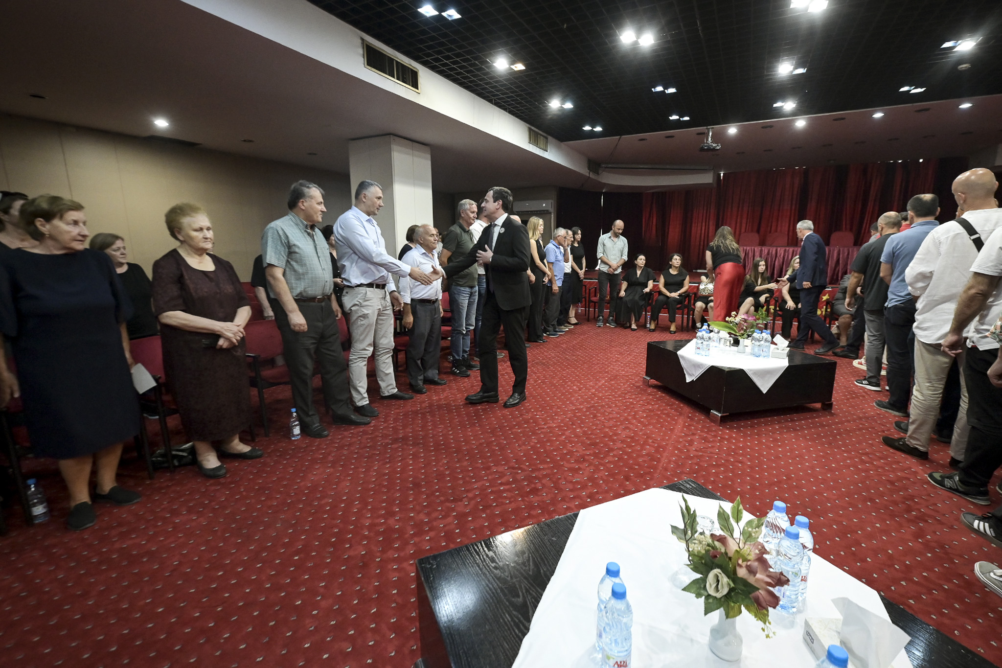 Kurti vizitoi për ngushëllime familjen Kastrati në Prishtinë