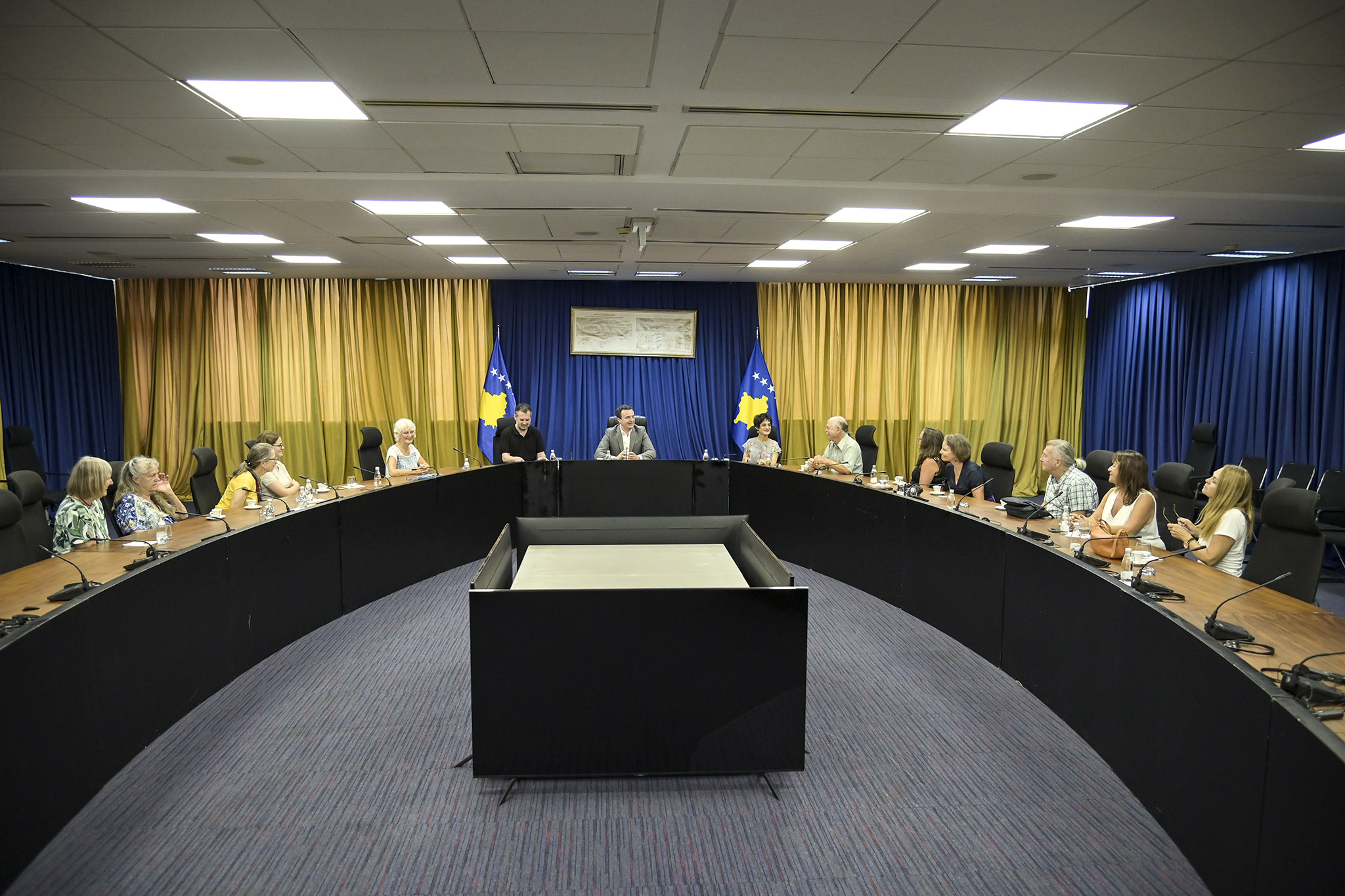 Kryeministri Kurti takon antropologen Janet Reineck e “Kosova Ethno-Tour”