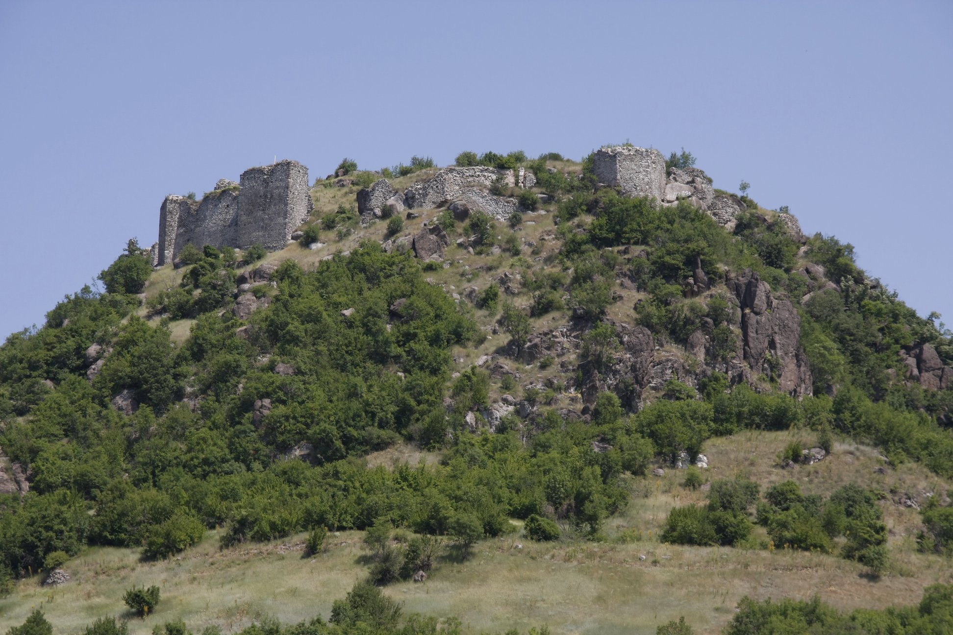 Zveçan: Thyejnë dy kutia dhe një arkë që i nxorën nga objekti