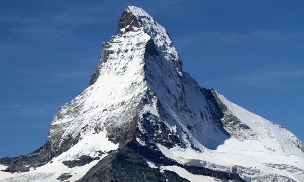 Alpinistja vdes pas rënies 100 metra nga Matterhorn