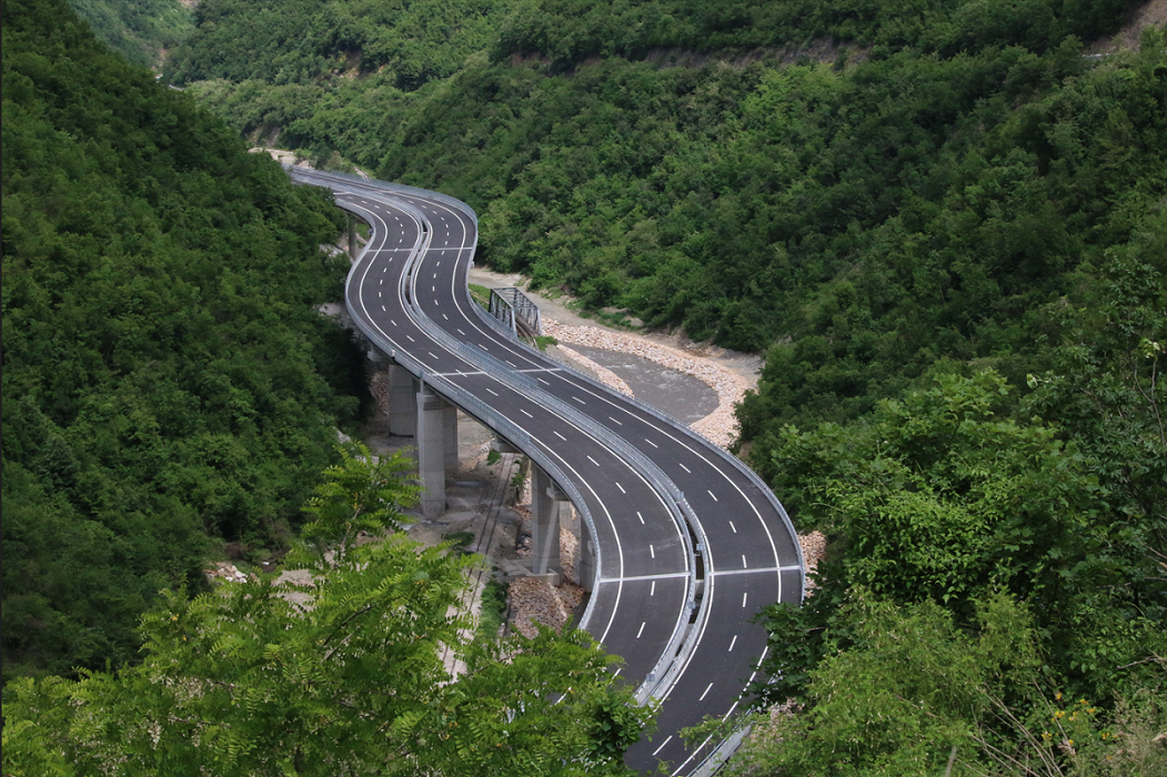 Hyn në fuqi vendimi i Ministrisë së Infrastrukturës, deri më 14 korrik ndalohet qarkullimi i automjeteve me peshë më të madhe se 7.5T