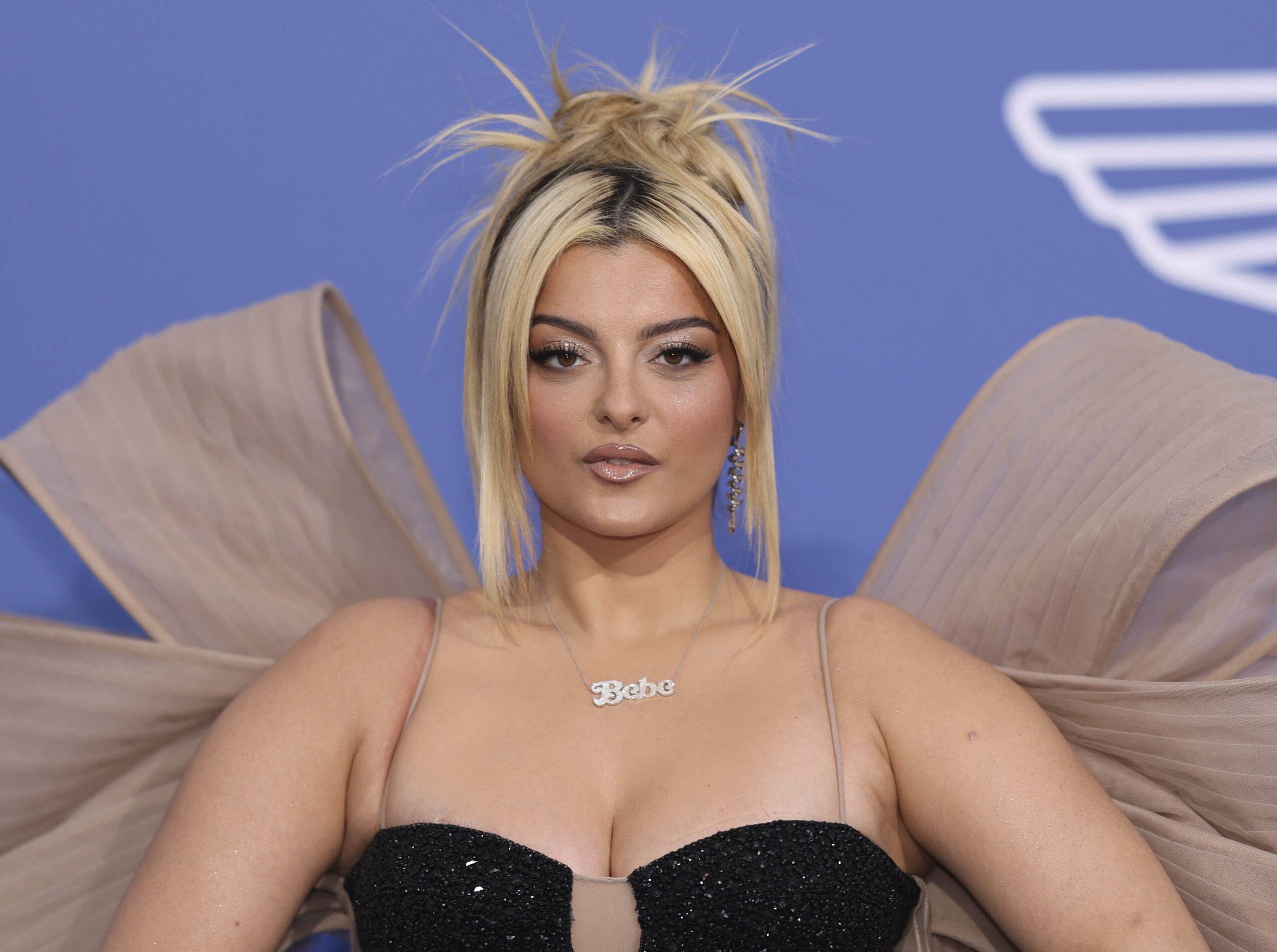 Bebe Rexha provokon me videon e fundit, ekspozon gjoksin