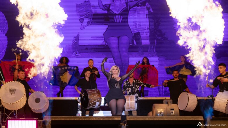 Bebe Rexha inkuadroi tupana në performancën e saj, solli frymë kombëtare në “Sunny Hill 2024”