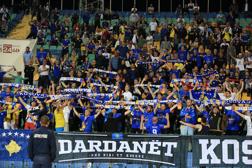 Tifo-grupi “Dardanët” nderojnë mërgimtarët, kanë një befasi për ta