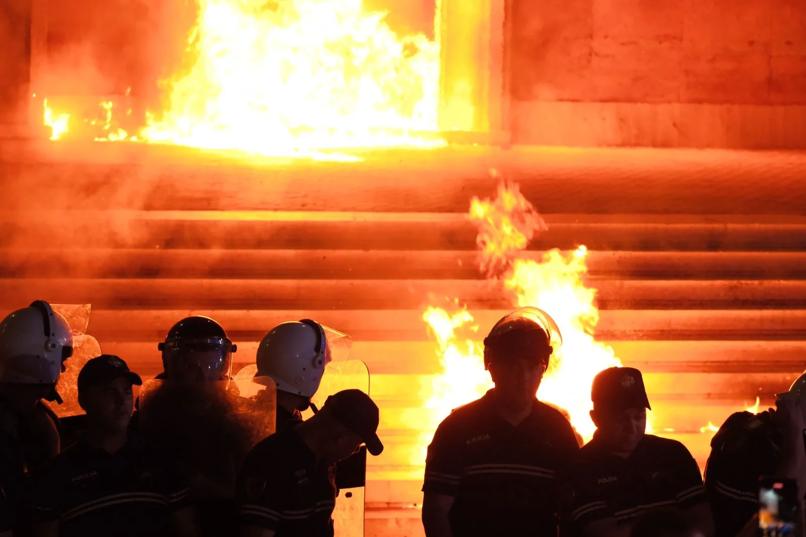 Shqipëri: Hidhet molotov drejt Kryeministrisë, digjet plotësisht dera kryesore