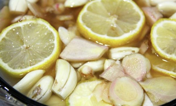 Hudhër me limon, ilaçi që pastron enët e gjatë për 40 ditë