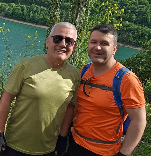 Skandaloze: Njeriu i VV-së e rreh boksa e shqelma kolegun e tij në vend të punës dhe s`pezullohet nga puna