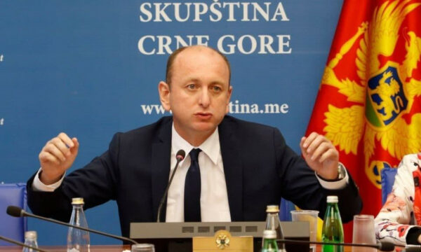 Politikani malazez që u shpall i padëshirueshëm në Kroaci mbron tezën që Kosova është rrëmbyer dhe mohon gjenocidin në Srebrenicë