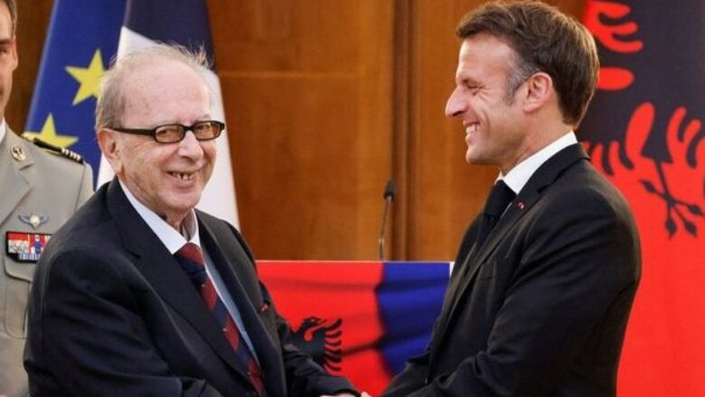 Presidenti Macron mesazh për ndarjen nga jeta të shkrimtarit Ismail Kadare