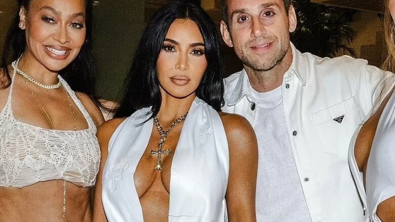 Kim Kardashian vesh një ansambël të guximshëm, në një festë për Ditën e Pavarësisë