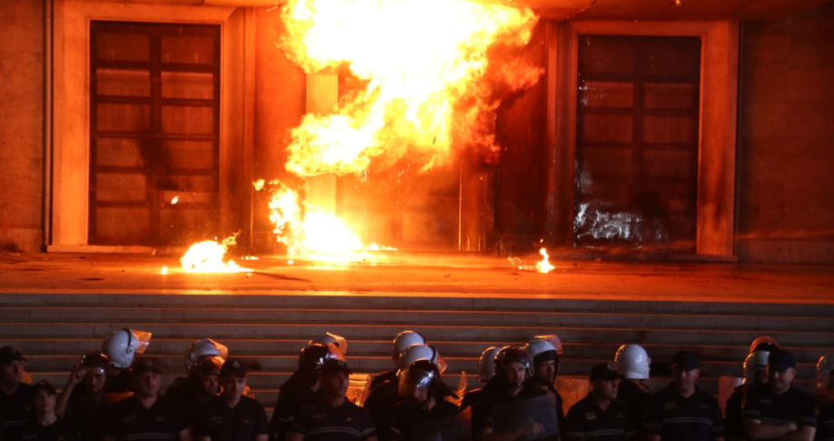 Hodhën flakadanë e molotovë drejt kryeministrisë, procedohen penalisht 8 protestues