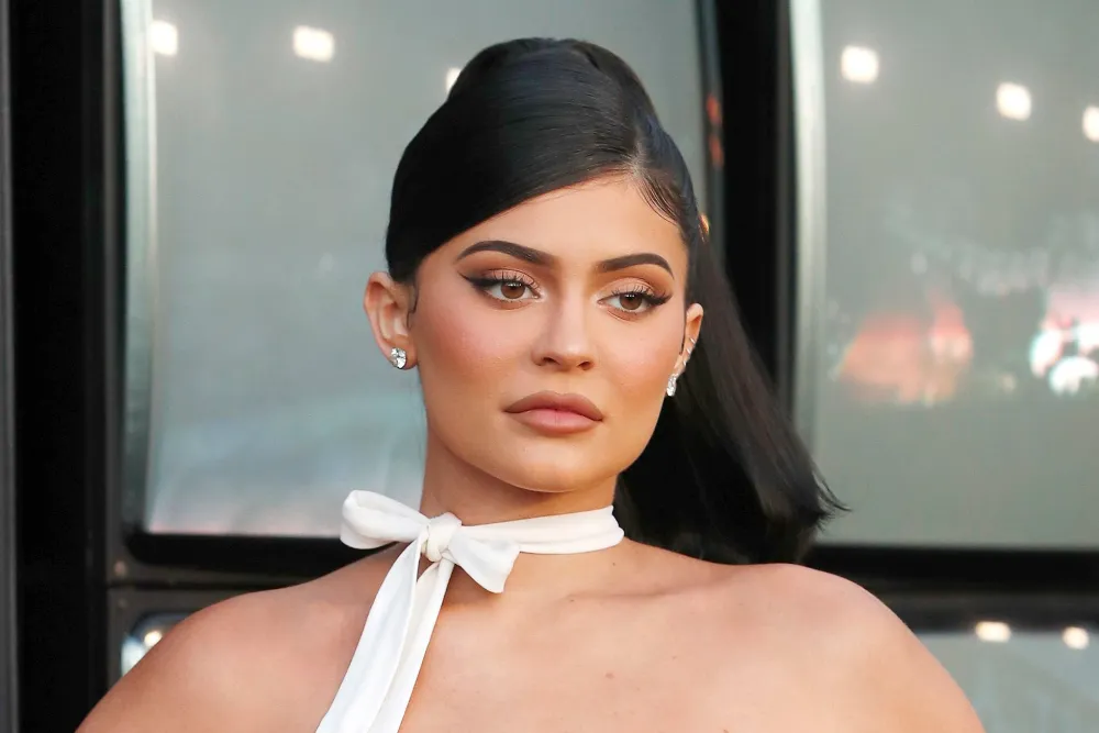 Kylie Jenner mahnit me linjat truprore, shfaqet në bikini