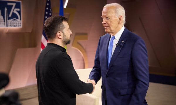 Zelensky falënderon Bidenin për mbështetjen: Është jetike për Ukrainën