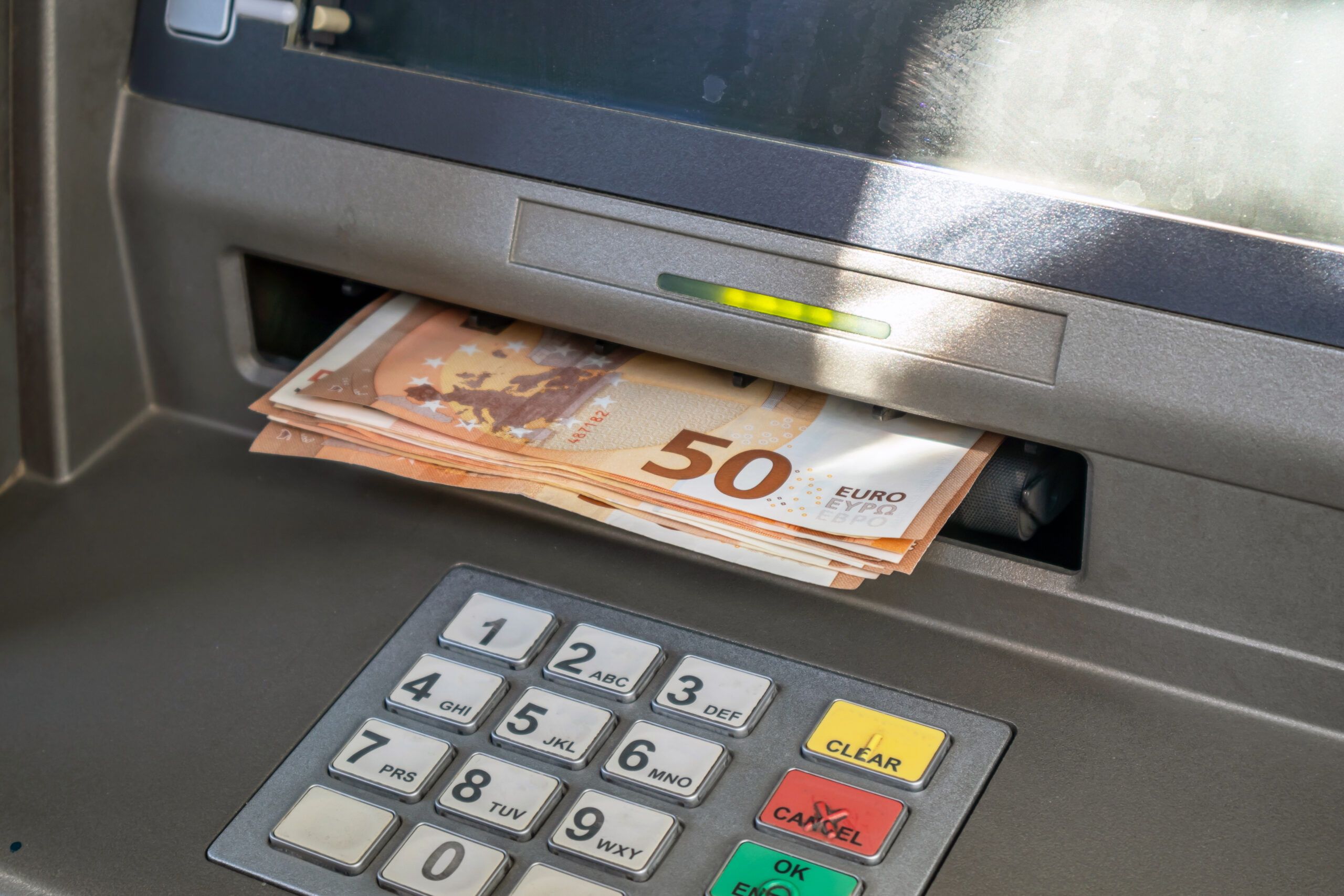 Paga minimale 250 euro e pamjaftueshme për qytetarët e Kosovës, ekspertët thonë se duhet të bëhet 550 euro
