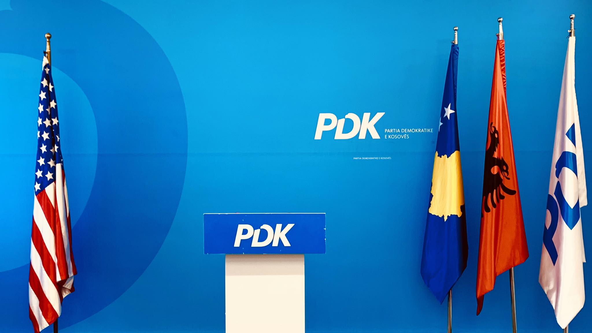 PDK e AAK thonë se rritja e pensioneve është bërë për ta larguar vëmendjen nga heqja e masës së produkteve serbe