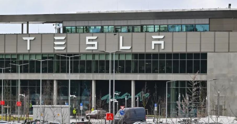 Skandal në fabrikën e Tesla në Gjermani, vidhen 65 mijë filxhanë kafeje