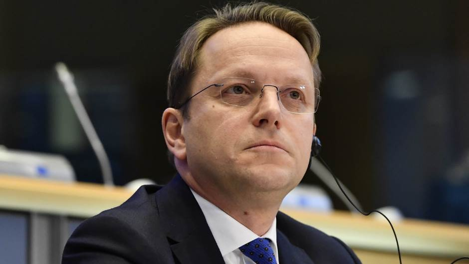Varhelyi për dialogun: Pritet progres në zbatimin e detyrimeve, duke filluar me dërgimin e statutit të Asociacionit në Kushtetuese