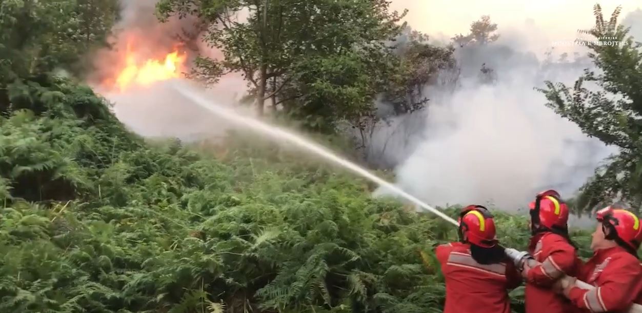 Vijon zjarri në fshatin Kakodhiq të Shqipërisë