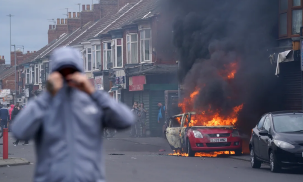 Sulme të dhunshme dhe raciste, vazhdojnë trazirat në Britaninë e Madhe