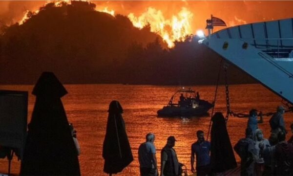 Shkaktoi dy zjarre se donte të flirtonte me zjarrfikësit, dënohet 44-vjeçarja në Greqi