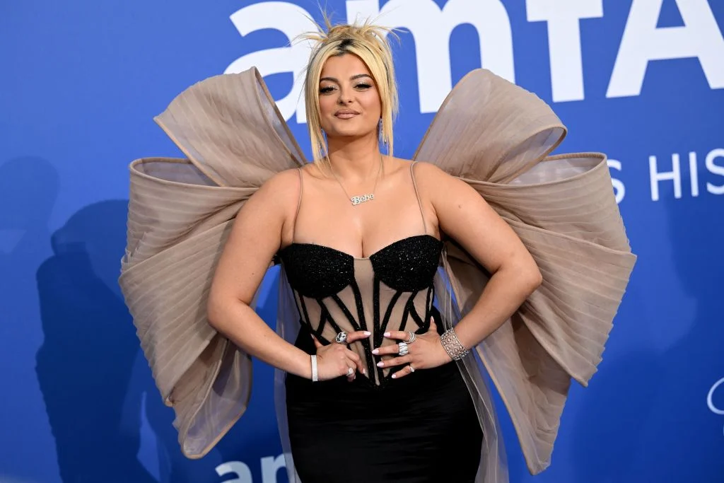 Bebe Rexha shfaqet krah një burri misterioz