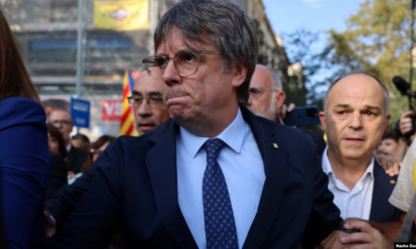 Separatisti katalonas Puigdemont e shmang arrestimin pas rikthimit “kaotik” në Spanjë