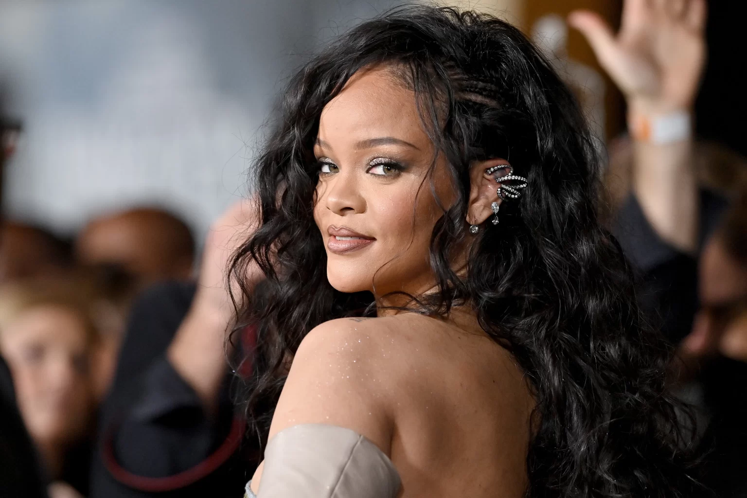 Rihanna duket për mrekulli pa grim, gjatë një mbrëmjeje me mikeshat në Barbados